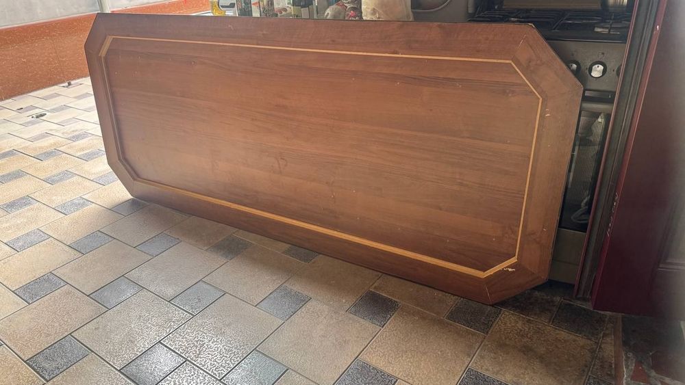 Стол и телевизор