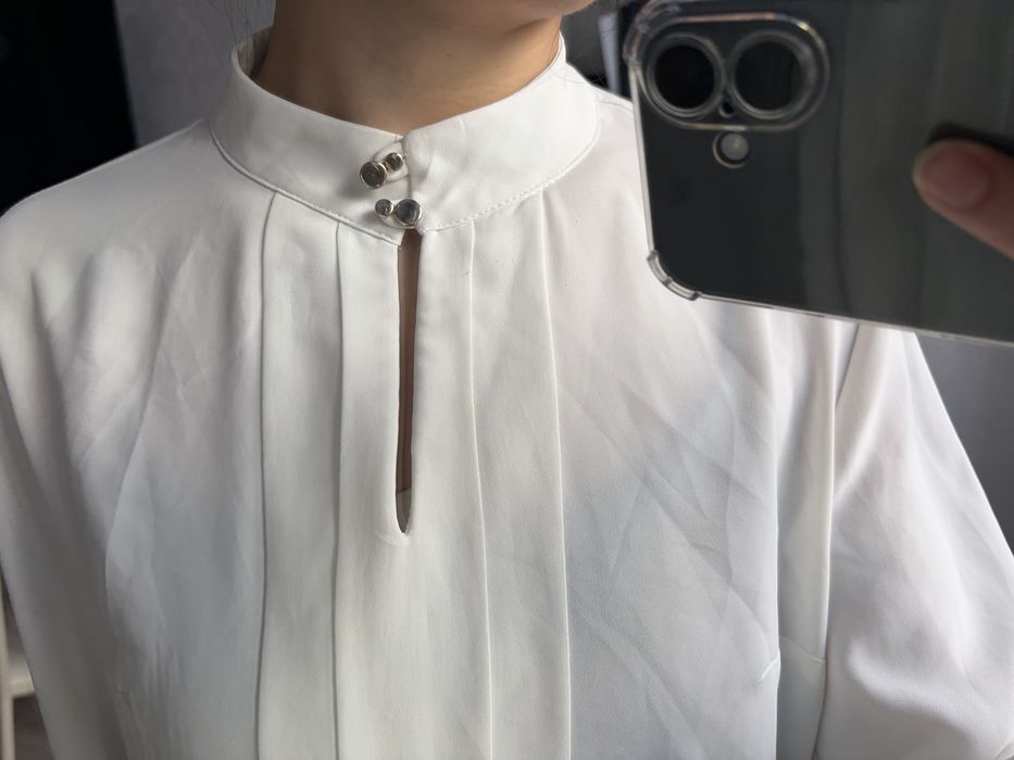 Белая блузка с вырезом