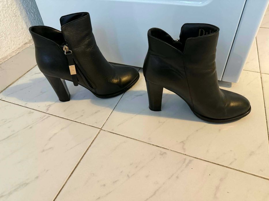 Два чифта боти, номер 39