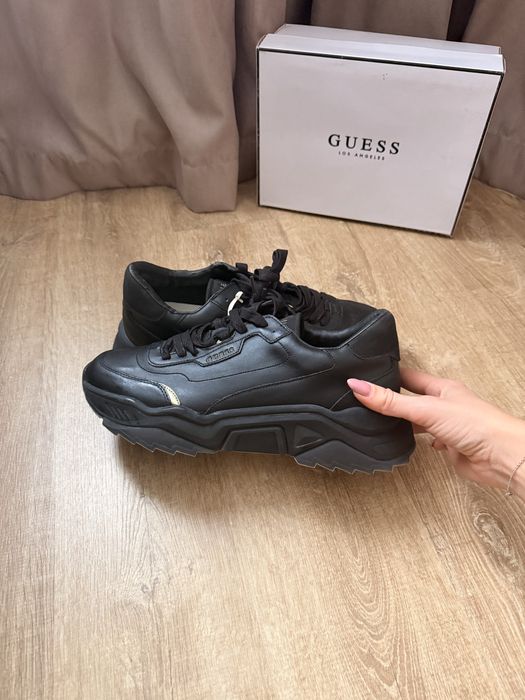 Разнообразие от обувки сникърси на Guess
