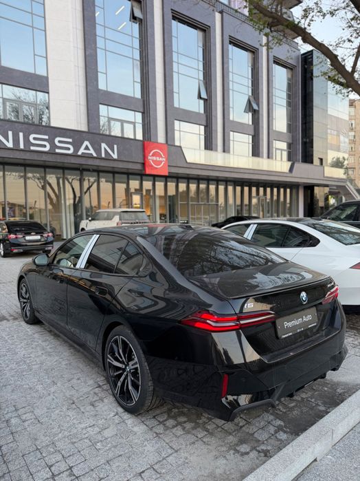 Продам новый BMW i5 xDrive 40 с гаранитией 8 лет + подарок