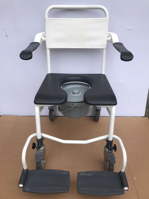 Scaun WC cu roti blocabile