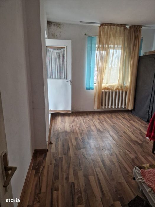 Garsoniera zona Capat 1  , etaj 2 , decomandata