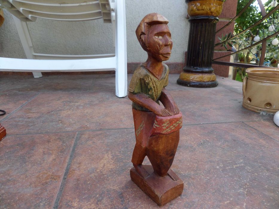 Arta africana statueta 24 cm sculptata din lemn muzicant batind la toba traditionala