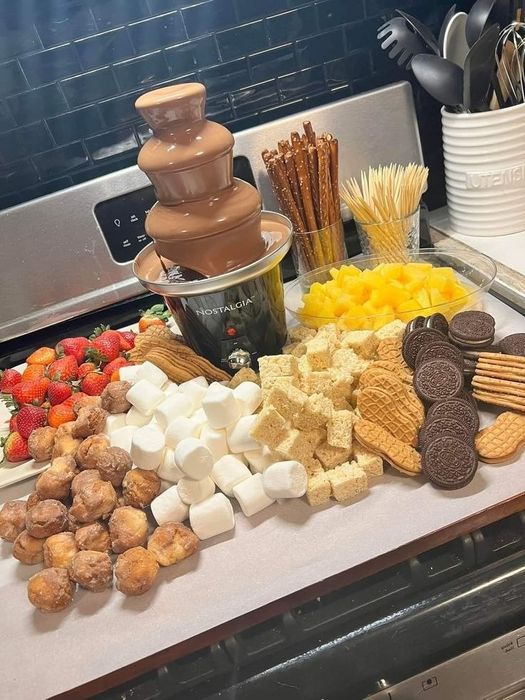 Shokolad favvorasi (Chocolate Fountain) – bayramlar uchun ideal!
