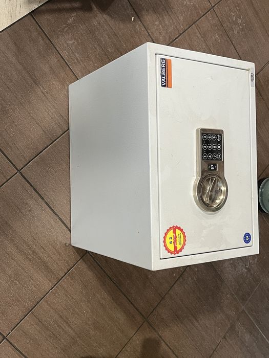 Каса метална чисто нова