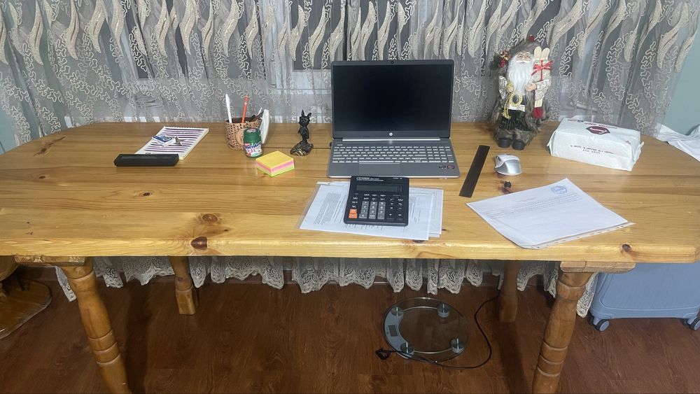 Деревяный стол ручной работы