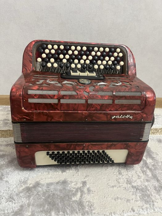 Баян. Продам. В среднем состояний.