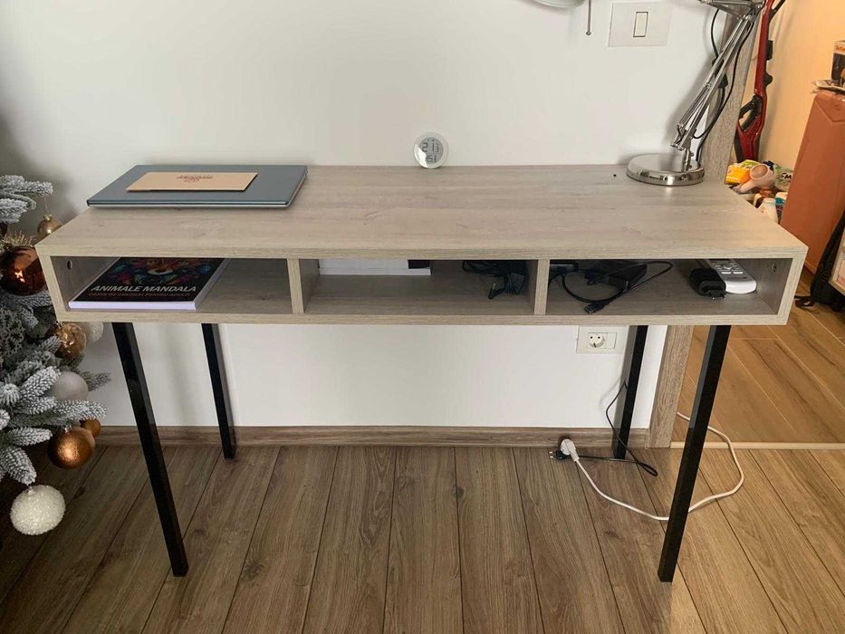 Birou modern cu rafturi, stil industrial, stare foarte bună