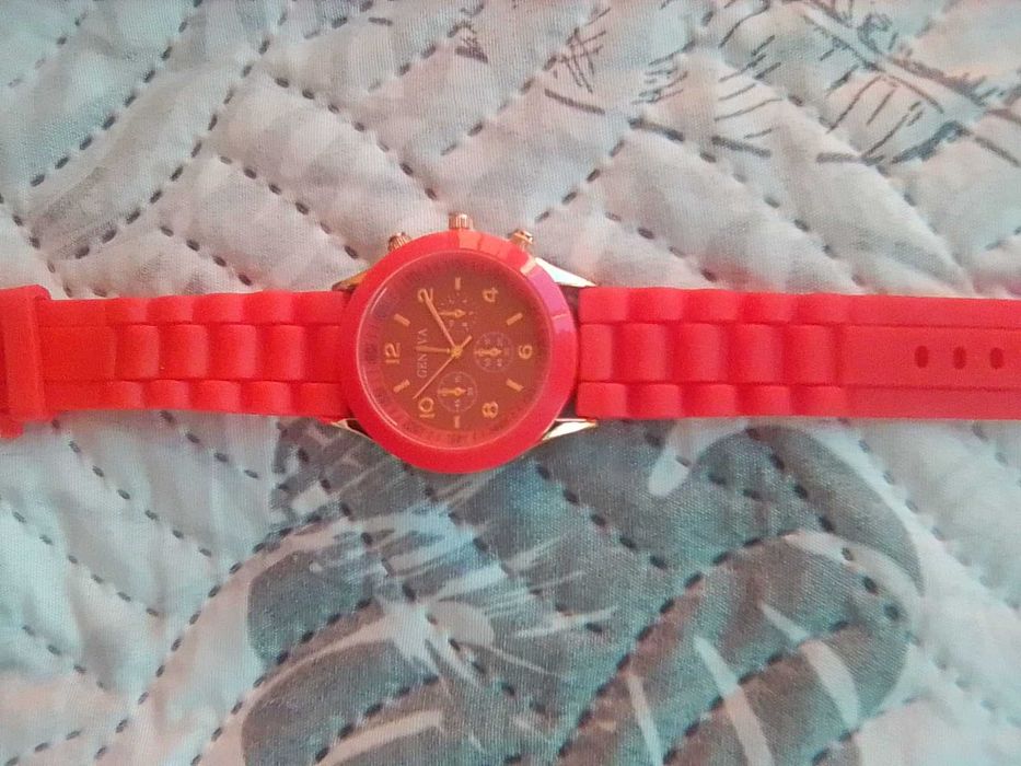 НОВО! Красив и елегантен дамски часовник в червено