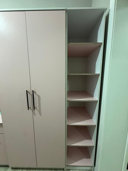 Продается шкаф со столом,полками