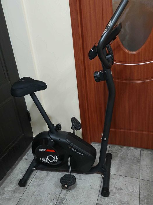 Bicicleta fitness magnetica TECHFIT® B300N, Volanta 4 Kg, Utilizator 110 Kg, Suport tableta/smartphone, Pedalare fata/spate, Roti transport