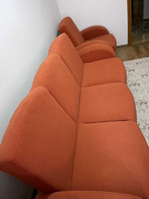 Canapea extensibila si fotolii extensibile portocalii. design modern.