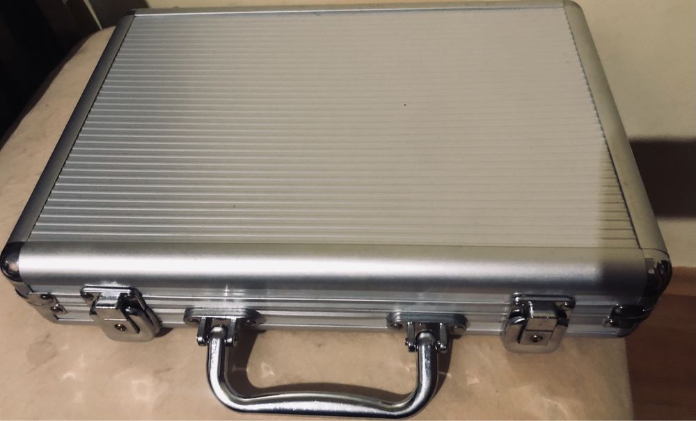 Продавам куфарче с чипове за игра на покер