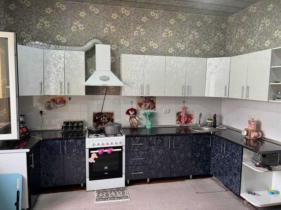 Катедж сотилади.