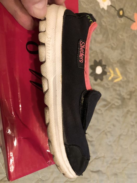 Продаются кеды и слипоны.