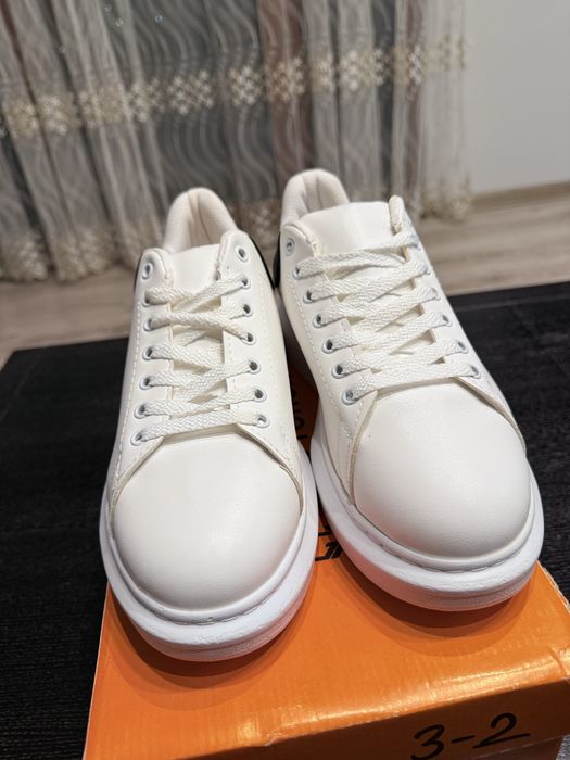 Бели черни кецове