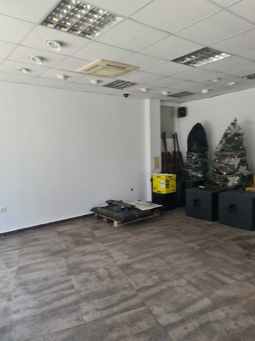 Дава под наем офис - търговско помещение в центъра