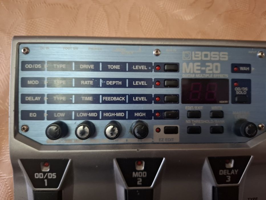 Vând procesor chitară electrică!