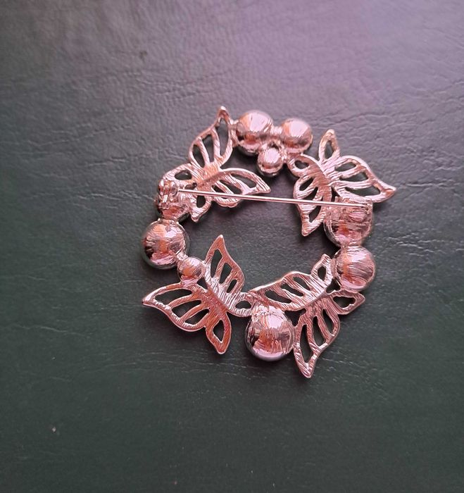 Broșă coroniță argintie