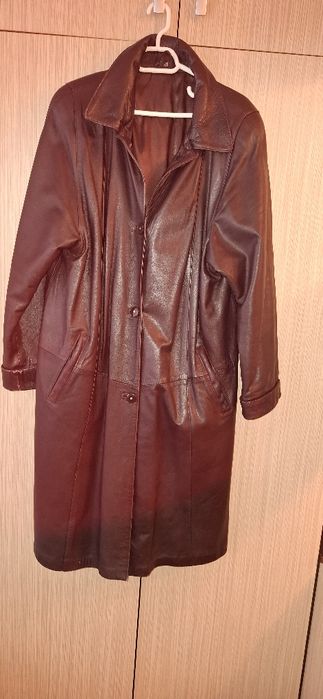 Vand haine de piele în stare buna