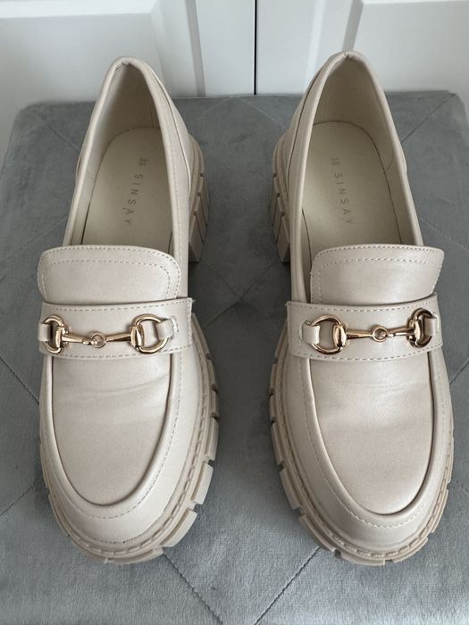 Mocasini bej cu catarama aurie