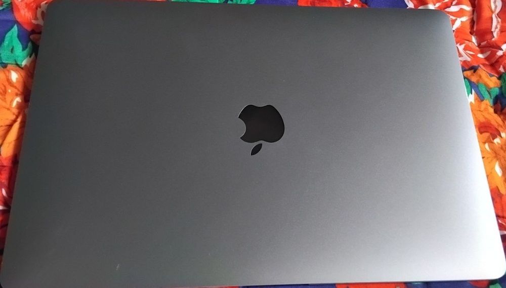 Macbook M1 air sotiladi o'zining original zaryadchigi bilan