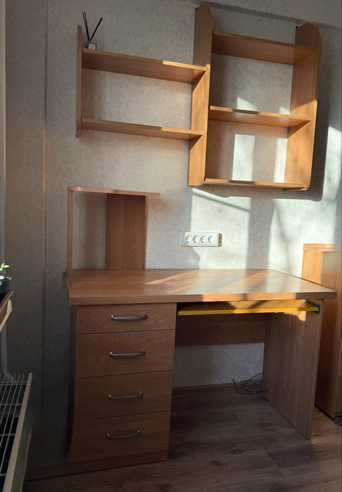 Кровать , шкаф, комод и стол .