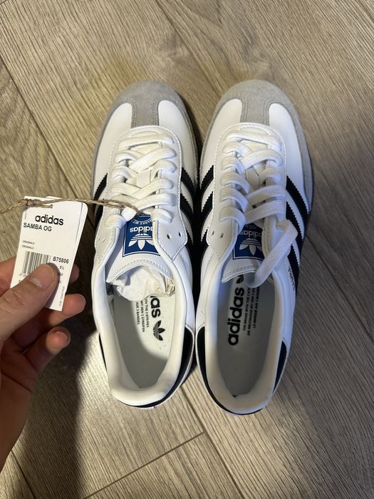 Adidas Samba noi cu eticheta