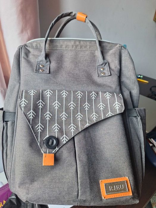 Хубава раница, подходяща за пътуване или училище