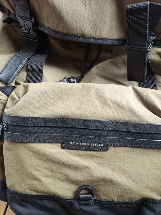 Tommy Hilfiger rucsac drumeții cu multiple compartimente culoare kaki nou original