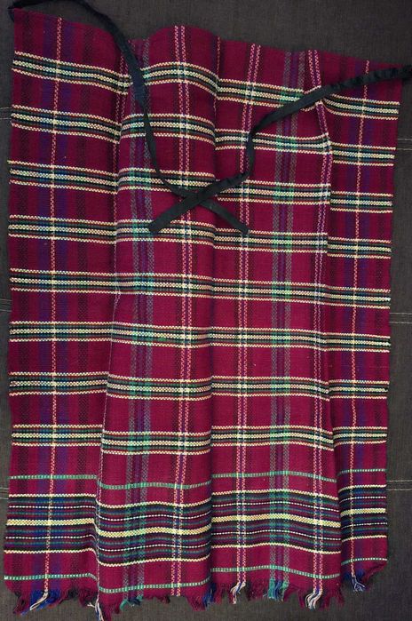 Части от народна носия.Престилка и калпак.