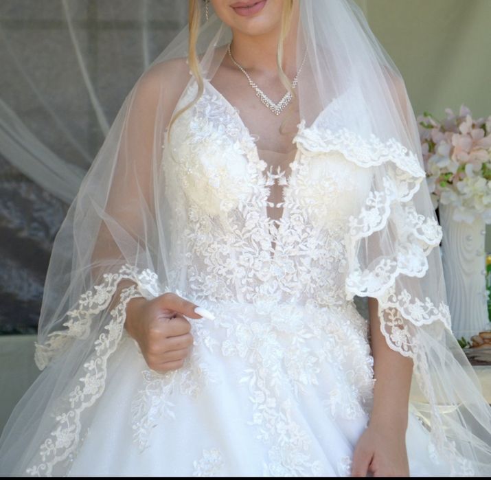 Булченска рокля с камъни и гол гръб