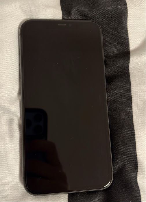 iPhone 11 64GB - Stare foarte bună / Păstrat cu husă și folie