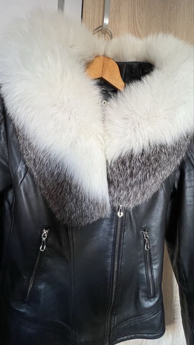 Яке естествена кожа с много богата яка с естествен косъм