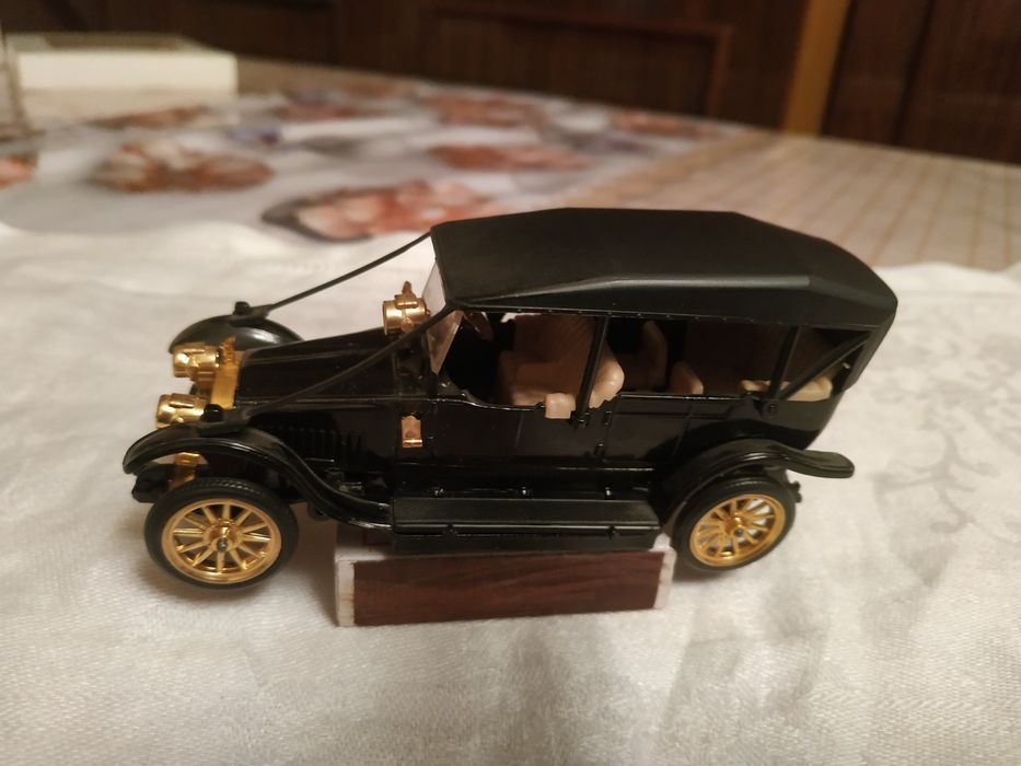 Продаю.игрушечную машинку.черного.цвета