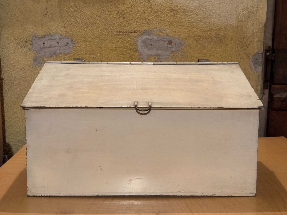 Голяма висока масивна метална кутия за инструменти с капак (за стена)