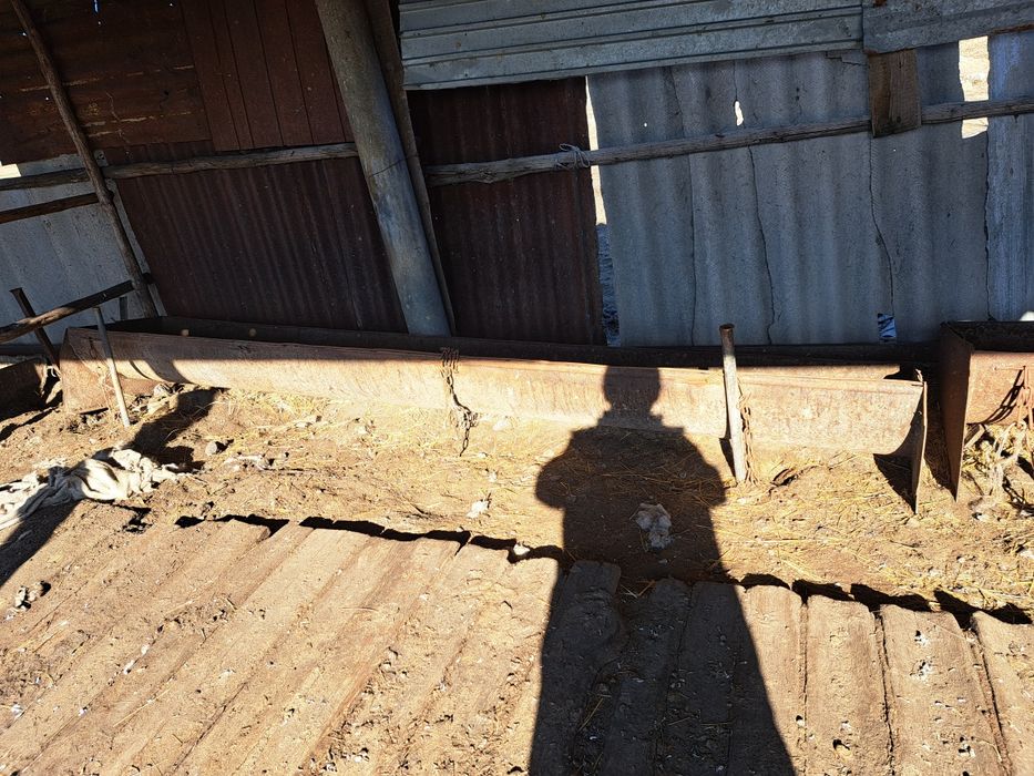 Продам железные корыта под корма и воду