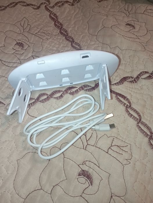 Se vinde mini lampă pentru unghii ultra UV este aproape noua