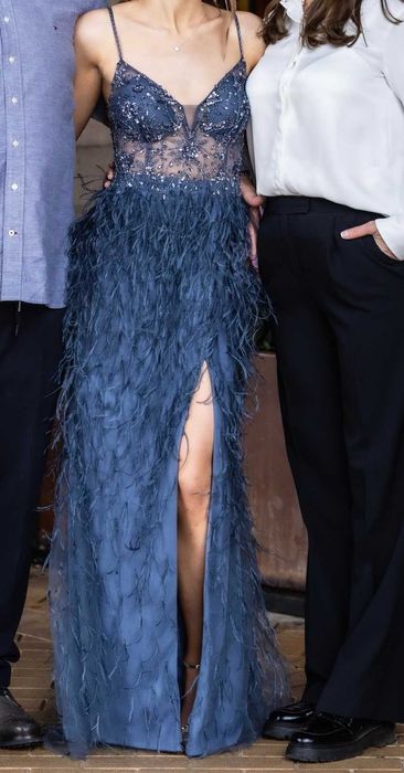 Бутикова бална рокля с естесвени пера