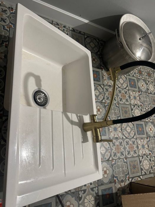 Раковина со смесителем