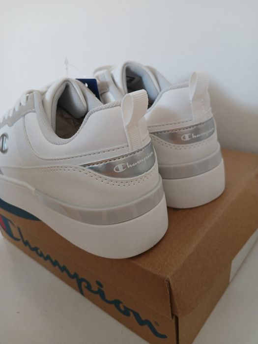 Бели сникърси нови оригинални