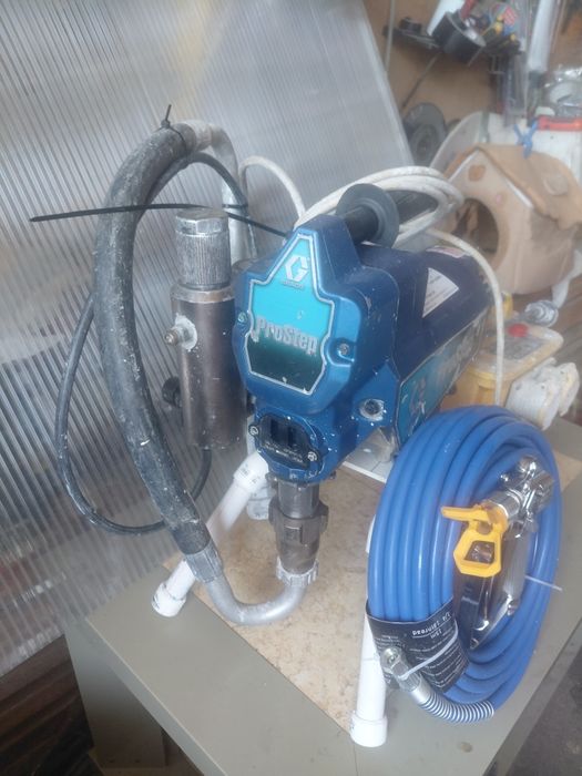 Vând pompă airless graco pc 390.alimentarepresiune de lucru 250 bar120de volți  ideală pt șantier  !