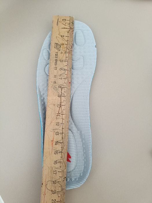 Продам детские кроссовки новые