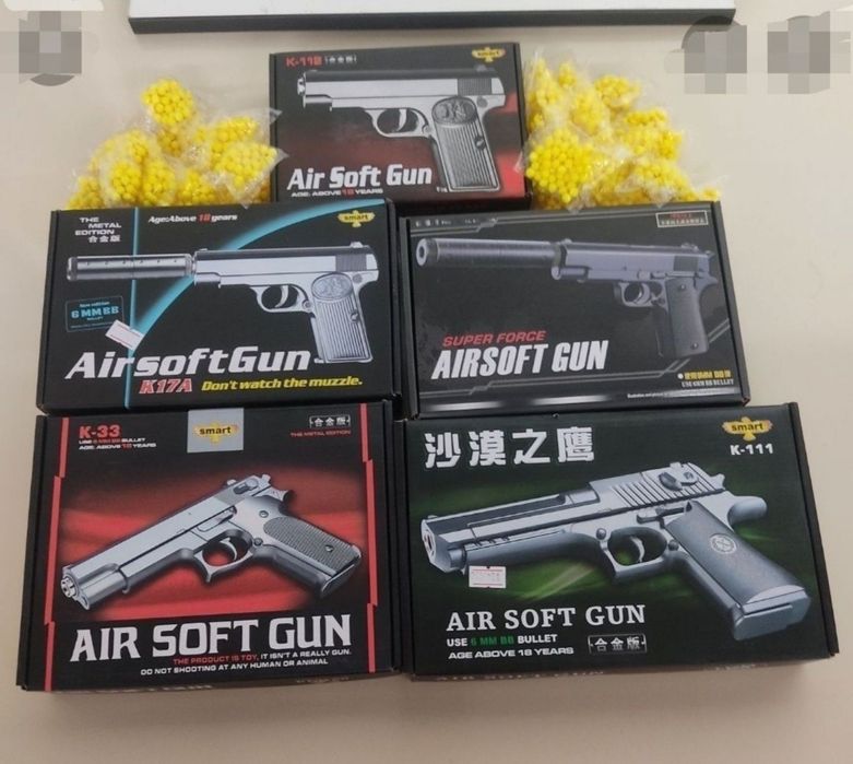 Игрушечный металлический пистолет