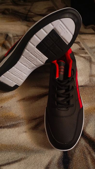 Кросовки обсалютно новые .