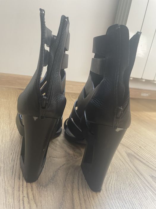 Черни и златисти сандали