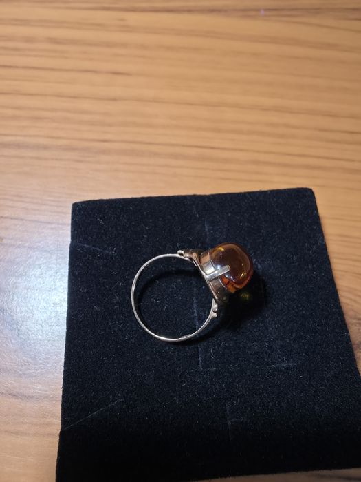 Продаю  золотой перстень  с  янтарём