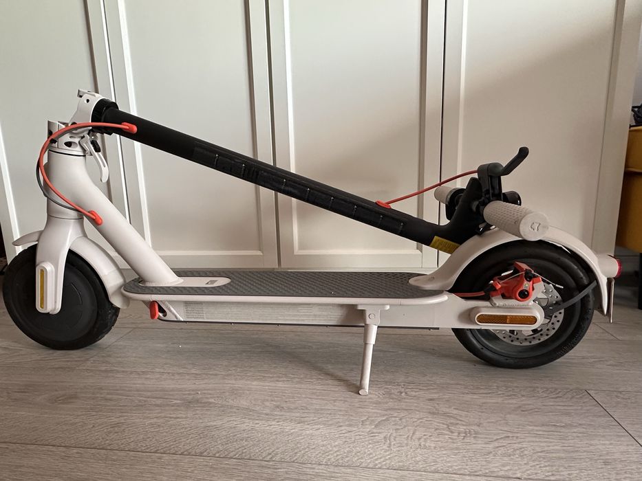 Trotineta electrica ca noua Xiaomi Mi Electric Scooter Pro 2, putere motor 300 W, autonomie 45 Km, viteza maxima 25 Km/h, Alba