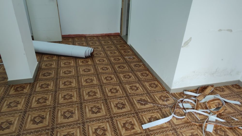 Поставяне на мокет и балатум и изкуствена трева